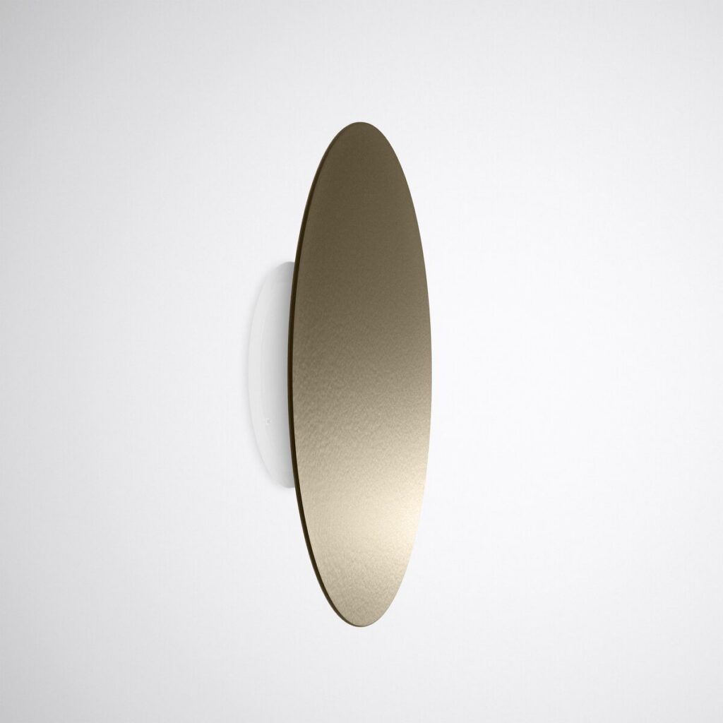 Elegant vägglampa i borstad mässing, modern LED-belysning från PROLJUS AB – premium skandinavisk design.