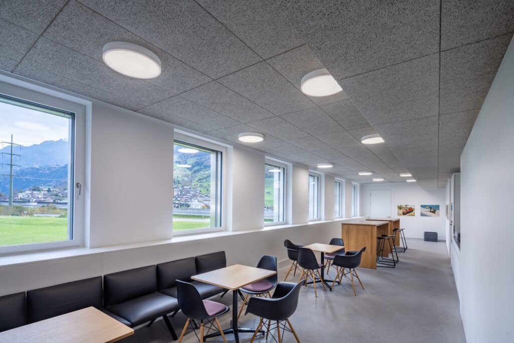 Ytmonterade runda LED-takarmaturer från PROLJUS AB i ett modernt pausrum som ger jämnt, bländfritt och energieffektivt arbetsljus i skandinavisk design perfekt för kontor och offentliga miljöer