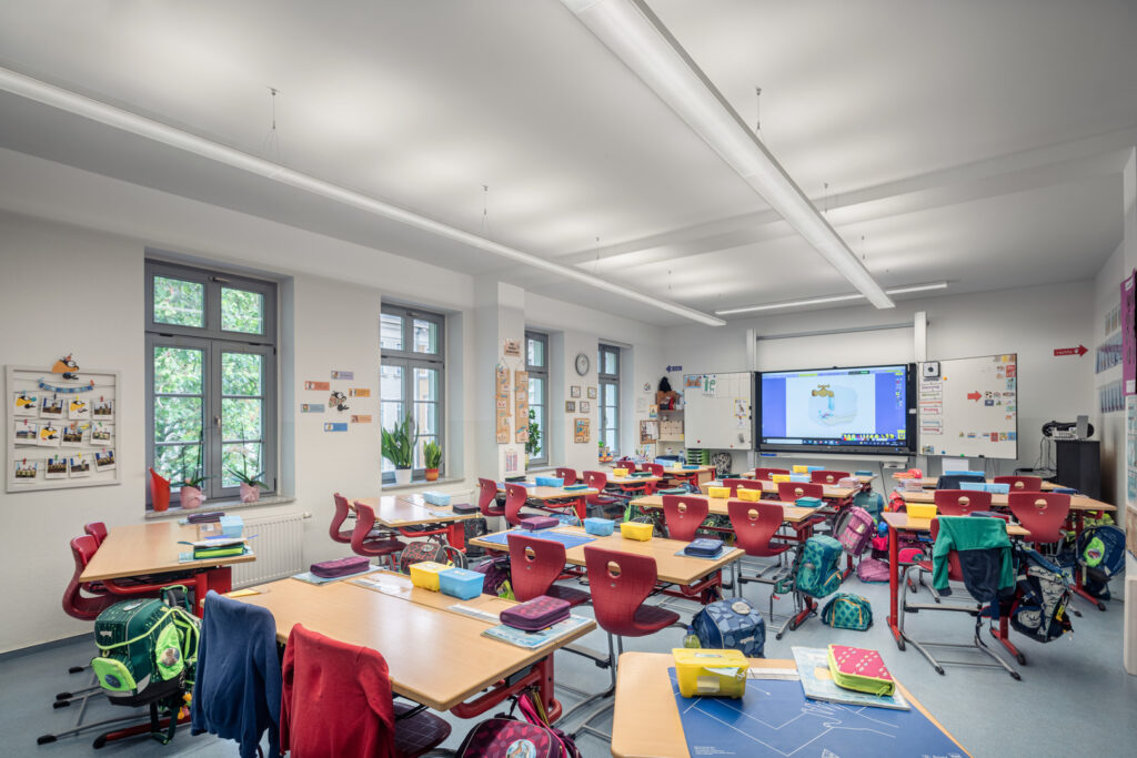 Klassrum med hängande linjära LED-armaturer från PROLJUS AB som ger jämn, bländfri och energieffektiv belysning, förbättrar inlärningsmiljön med modern, diskret design och enkel installation