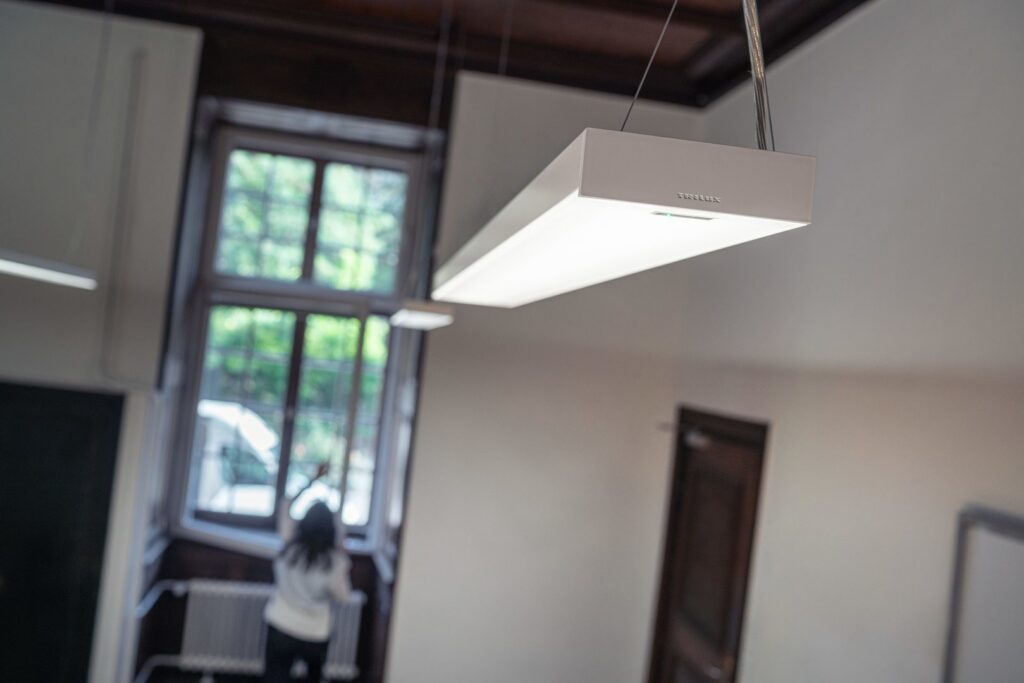 Elegant, slank upphängd LED-armatur från PROLJUS AB som ger jämnt, bländfritt och energieffektivt arbetsljus, perfekt för kontor och undervisningsmiljöer