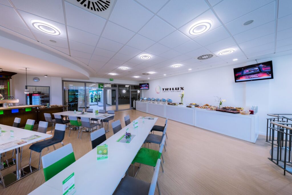 Ljusa cirkulära infällda takarmaturer från PROLJUS AB i ett modernt konferensrum, energieffektiva ringformade LED-armaturer som ger jämn, behaglig belysning och lyfter rummet med elegant design och professionell prestanda för kontor och evenemang