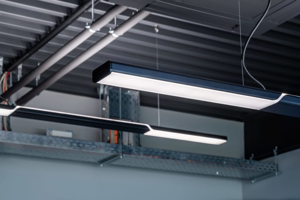 Linjär hängande LED-armatur från PROLJUS AB i slank industriell design som ger bländfritt jämnt vitt arbetsljus och energieffektiv belysning för kontor och industrilokaler