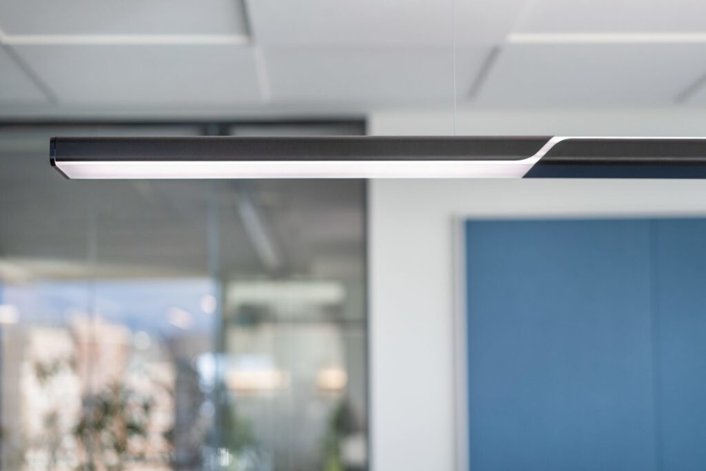 Elegant hängande LED-armatur från PROLJUS AB i modern kontorsmiljö som ger jämnt, bländfritt och energieffektivt arbetsljus