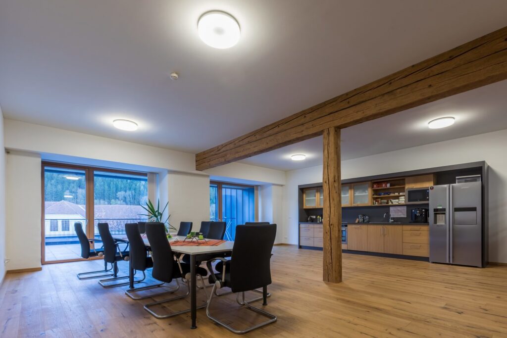 Öppen mötes- och kökslokal med flera energieffektiva runda LED-takarmaturer från PROLJUS AB som sprider jämnt, varmt arbetsljus och höjer både funktion och designkänsla