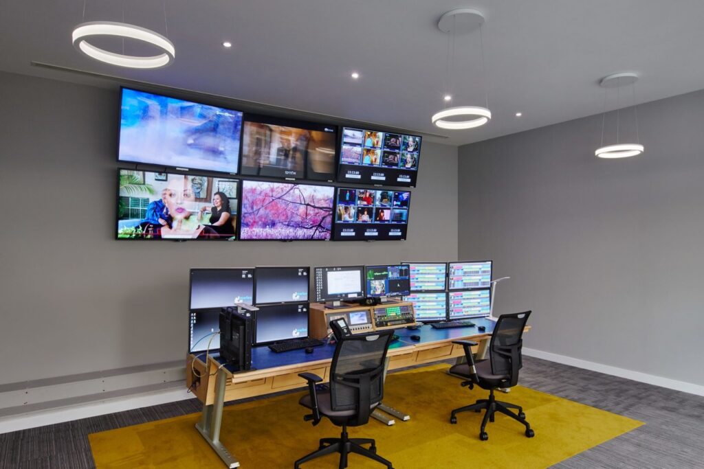 Tre eleganta ringformade LED-pendlar från PROLJUS AB hänger i ett modernt kontrollrum och ger jämnt, energieffektivt varmvitt ljus som förhöjer arbetsmiljön och rumsdesign