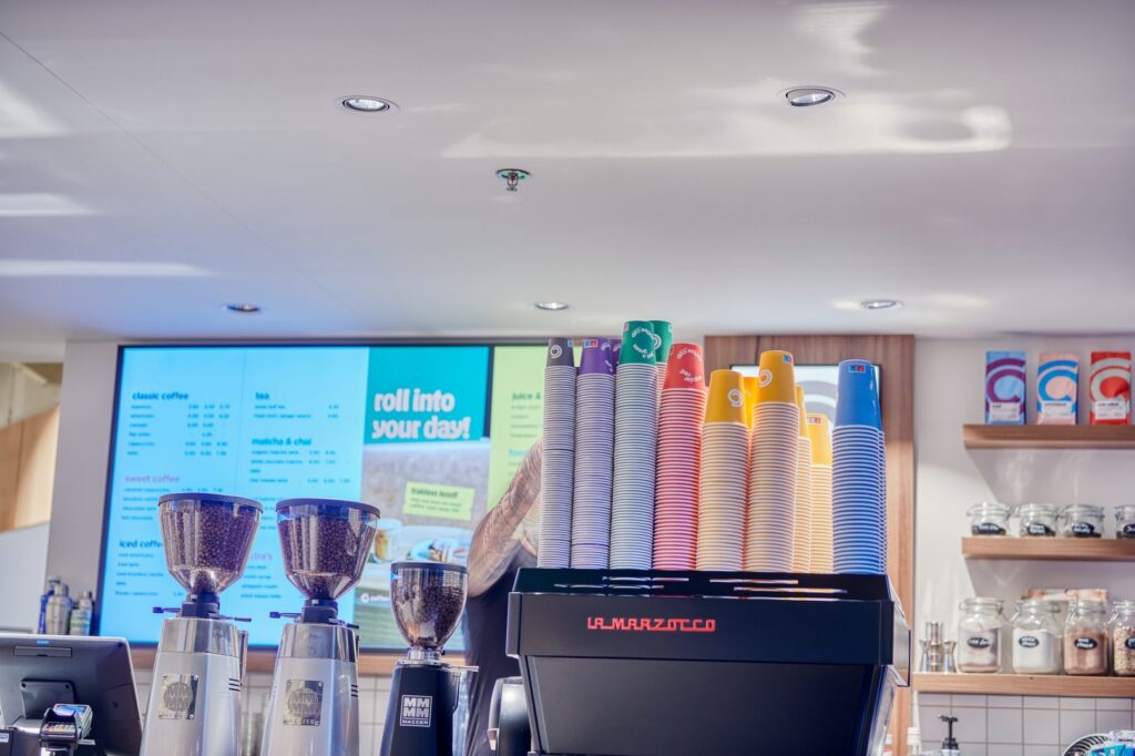 Infällda takspotlights i ett kafé som ger jämnt, varmvitt LED-ljus över disken och skapar en inbjudande atmosfär, energieffektiva och diskreta armaturer från PROLJUS AB som lyfter produkter och kundupplevelse