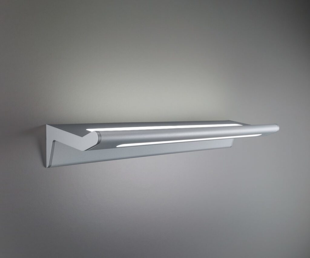 Modern slimmad väggarmatur i matt silver med integrerade LED-slingor som avger jämnt vitt ljus, energieffektiv och stilren lösning för hem och offentlig miljö från PROLJUS AB