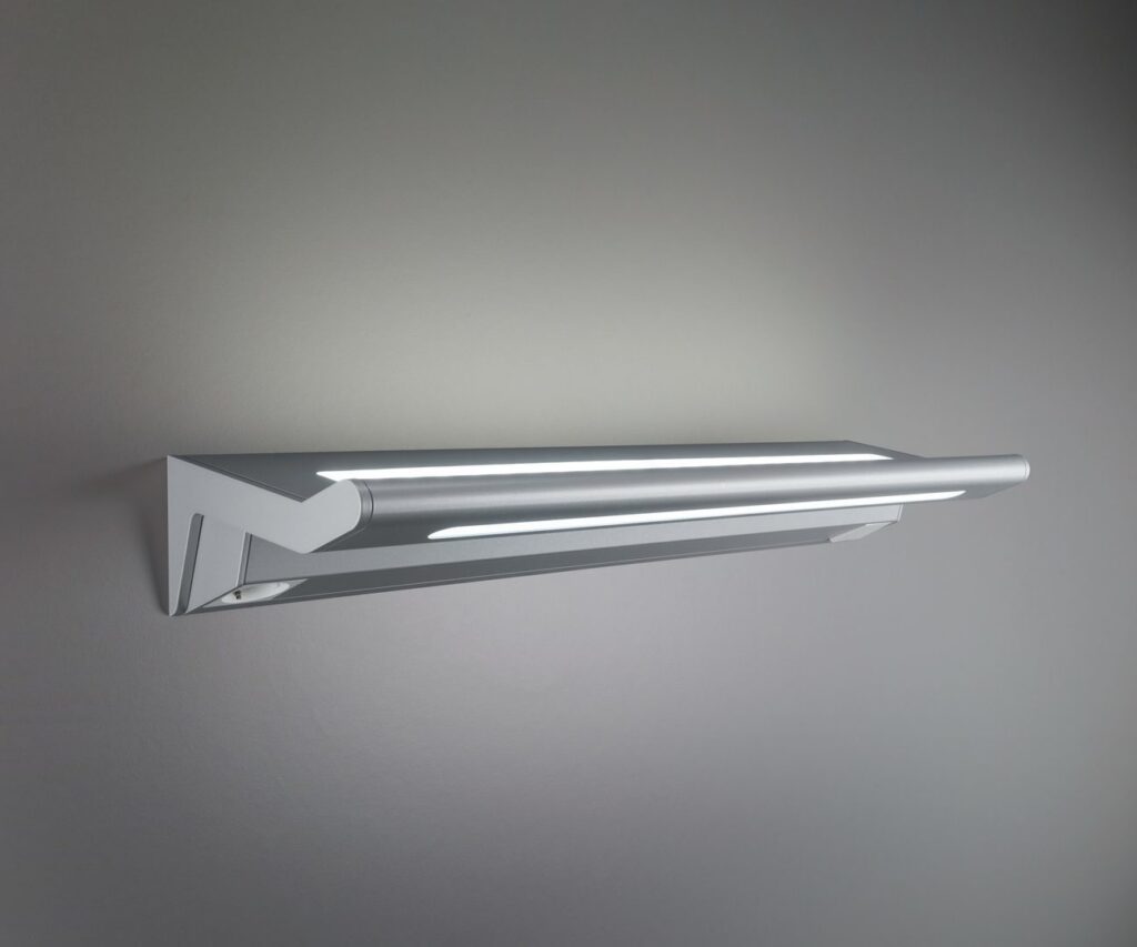 Elegant väggmonterad LED-armatur från PROLJUS AB i borstat aluminium med slimmad modern design och integrerade ljusremsor som ger jämnt, energieffektivt ljus för badrum, kontor och entréer