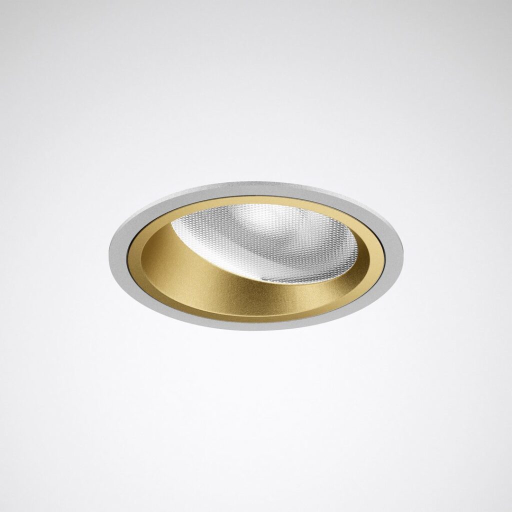 Infälld LED-downlight från PROLJUS AB med tunn silverram och värmande guldfärgad reflektor, hög färgåtergivning och jämnt bländfritt ljus, energieffektiv och stilren lösning för butik, hotell och kontor