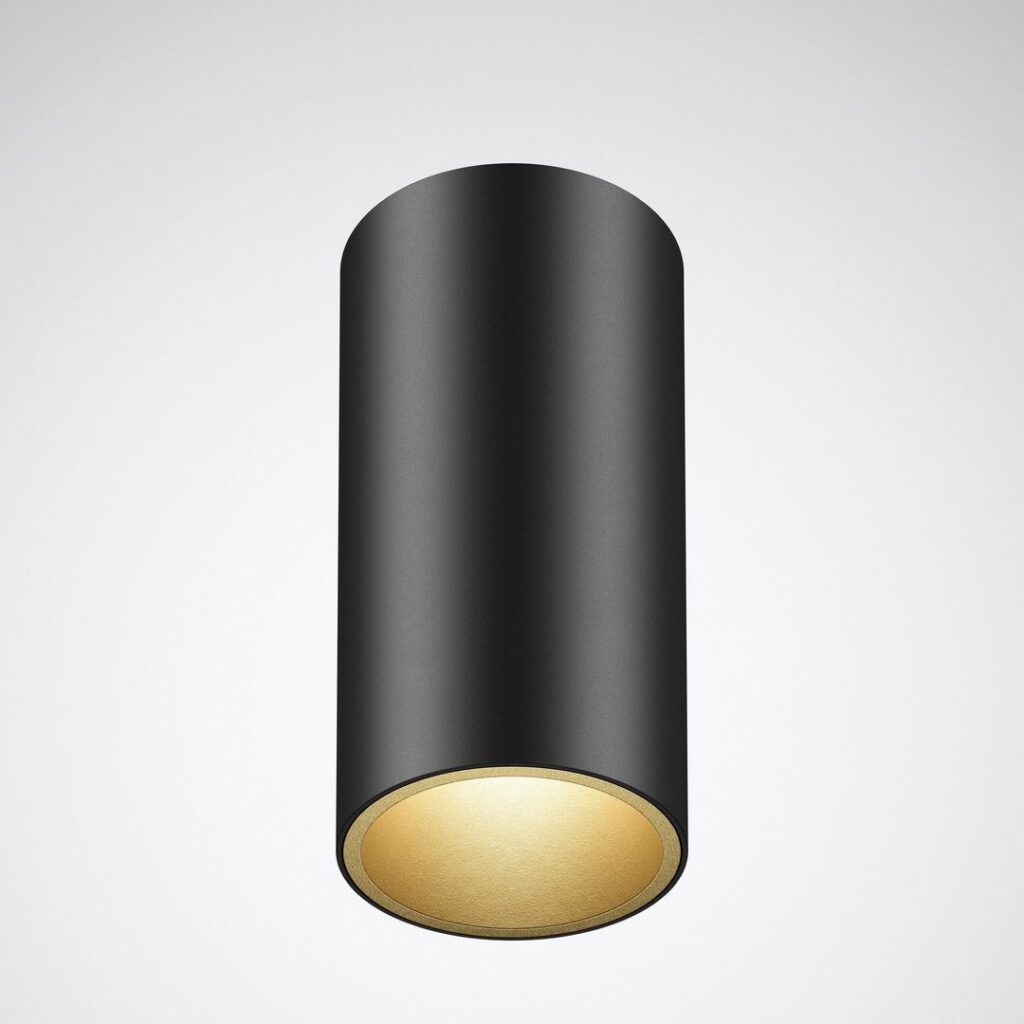 Svart cylindrisk takarmatur med varm gul inre reflektor som ger riktat och stämningsfullt ljus, modern och stilren belysning för hem och kontor från PROLJUS AB