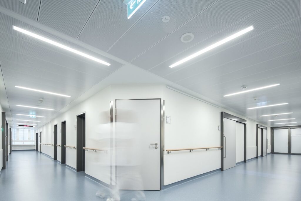 Ljusa energieffektiva och bländfria linjära LED-armaturer från PROLJUS AB ger jämn hygienisk belysning i modern sjukhuskorridor