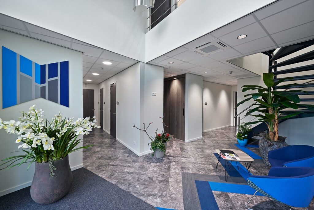 Entré med moderna infällda LED-downlights i undertak som ger jämnt, bländfritt ljus och accentbelyser interiören, energieffektiva armaturer och skräddarsydda lösningar från PROLJUS AB