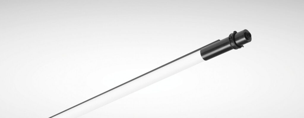 Snygg slank LED-armatur med opal diffuser och svart anslutningsända från PROLJUS AB, energieffektiv och robust konstruktion perfekt för industriella och kommersiella belysningslösningar