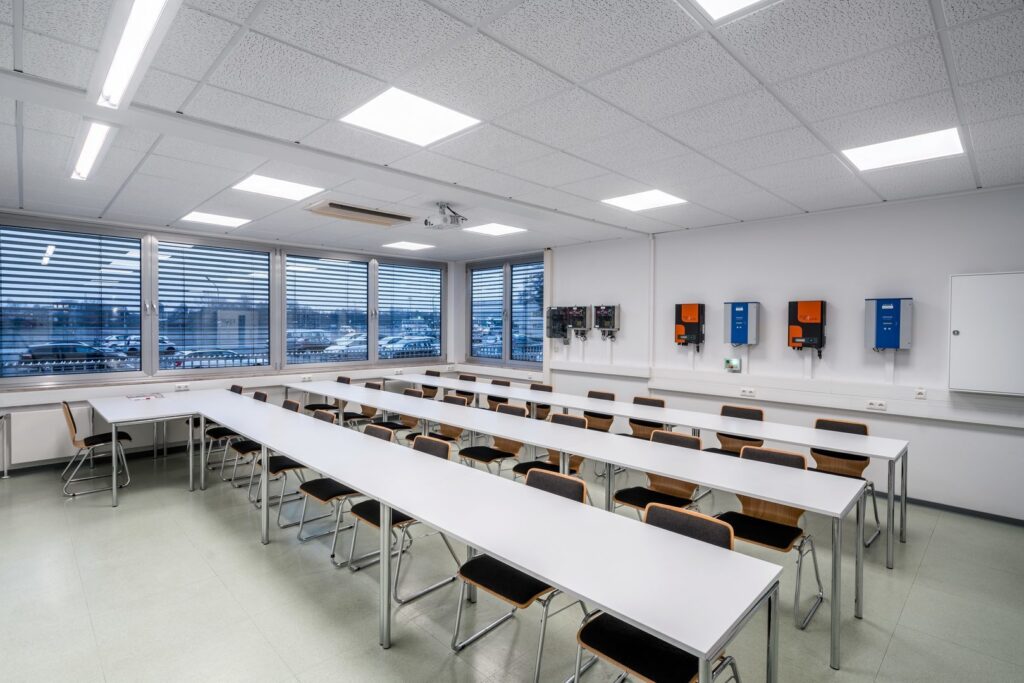 Undervisningssal med infällda kvadratiska LED-paneler och linjära takarmaturer som ger jämn, bländfri och energieffektiv belysning, perfekt för skola och konferensrum, produktsortiment från PROLJUS AB