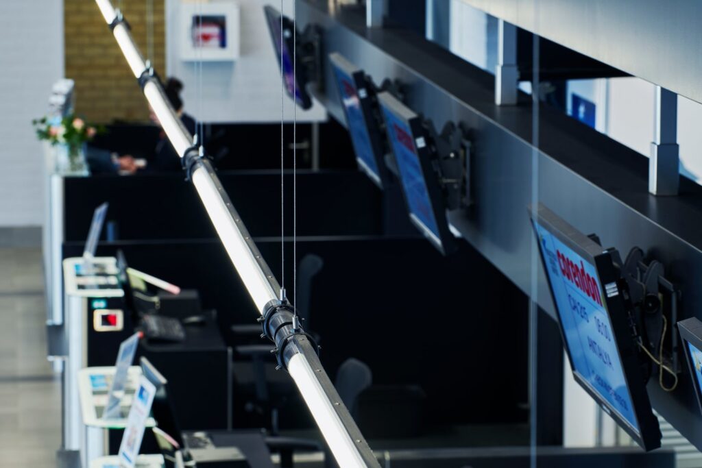 Svävande linjär LED-armatur från PROLJUS AB i ett modernt kontorslandskap som ger klar, jämn och energieffektiv belysning perfekt för receptioner och arbetsplatser