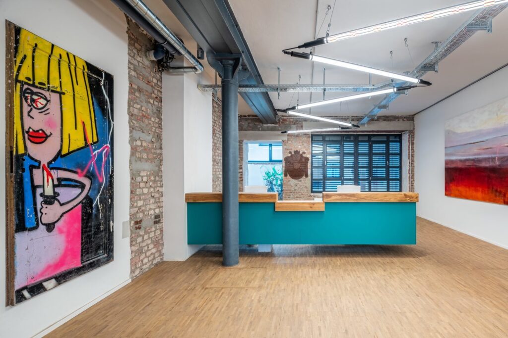 Zigzagformade LED-armaturer från PROLJUS AB, hängande i tak i industristil med slimmat uttryck, starkt och jämnt ljus samt energieffektiv design som förhöjer receptioner, kontor och utställningsytor