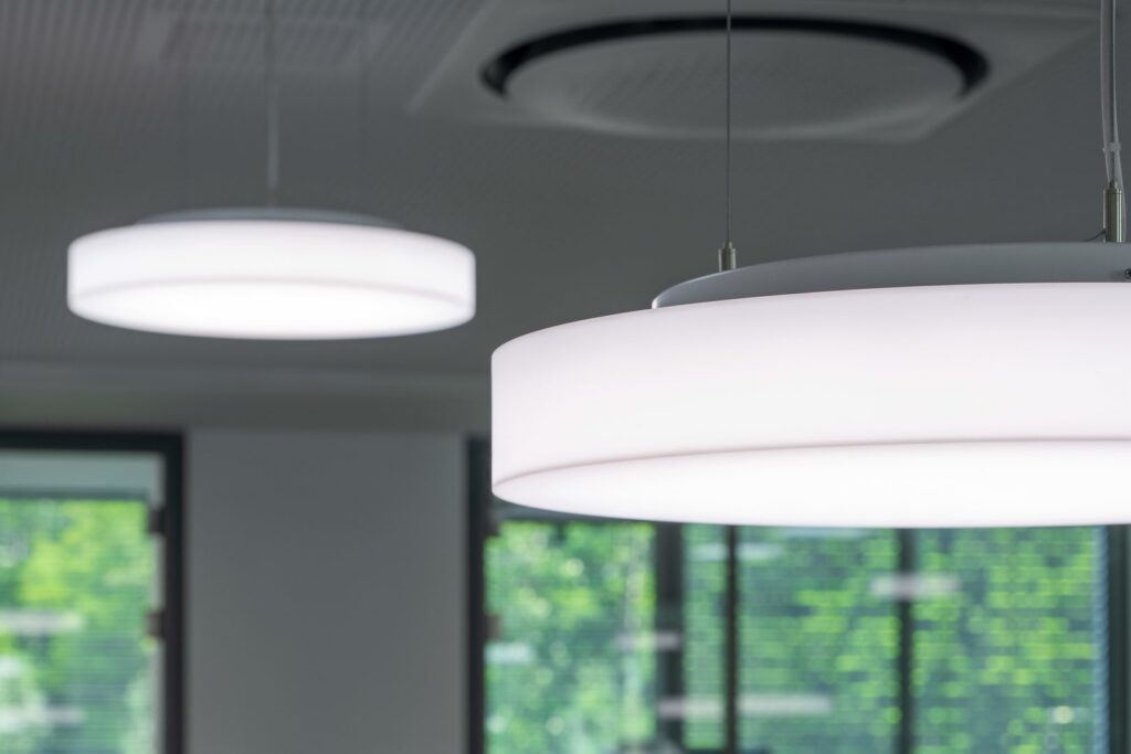 Rund vit pendelarmatur från PROLJUS AB som ger mjukt, jämnt ljus och modern elegant design perfekt för kontor och offentliga miljöer