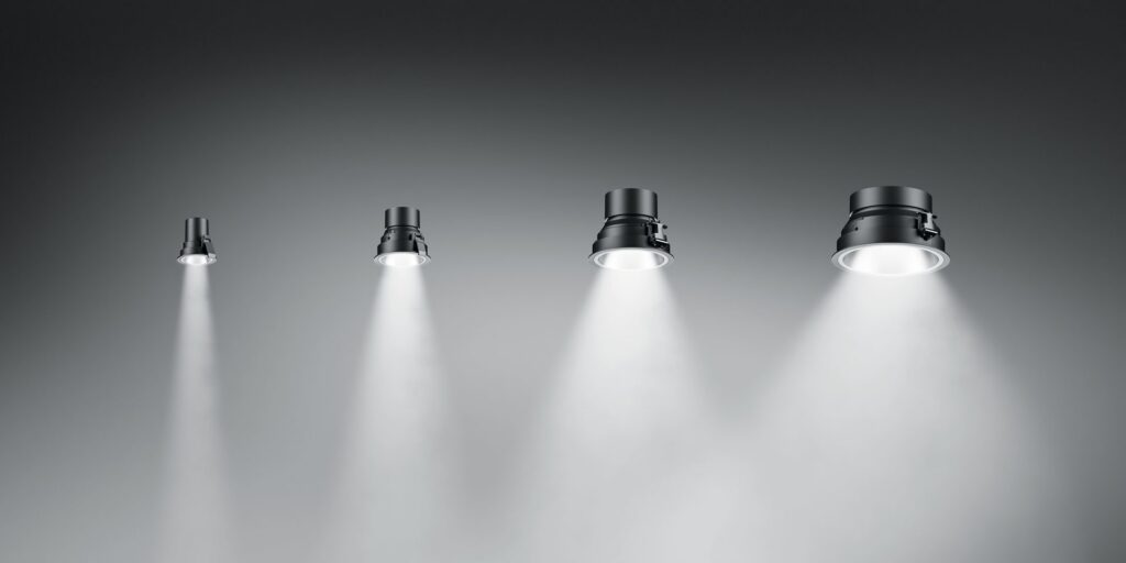 Fyra stilrena infällda downlights i olika storlekar som sprider klart, fokuserat ljus och visar PROLJUS ABs energieffektiva premiumarmaturer för professionell inomhusbelysning