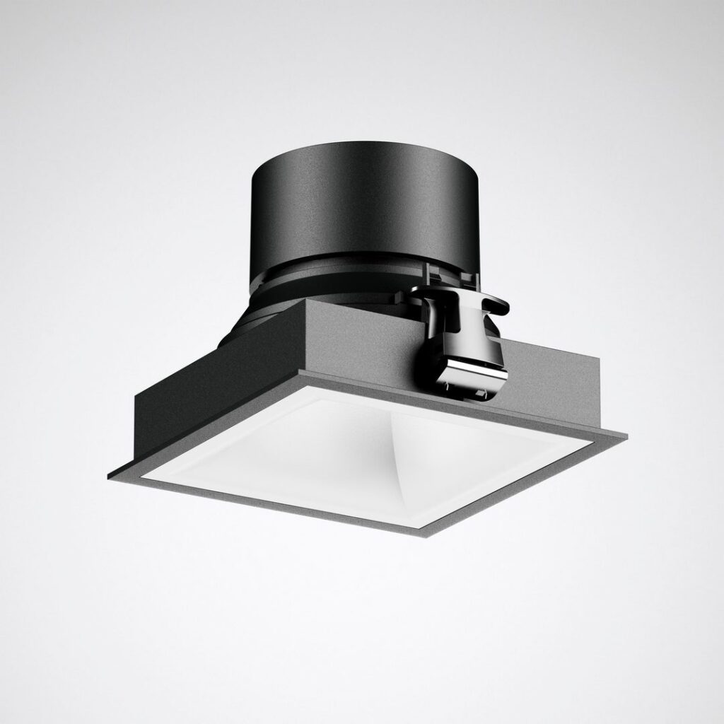 Modern kvadratisk infälld LED-armatur från PROLJUS AB med matt svart kapsling, vit diffusor och robust monteringsclips för enkel installation, energieffektiv och stilren belysning för kommersiella och privata miljöer