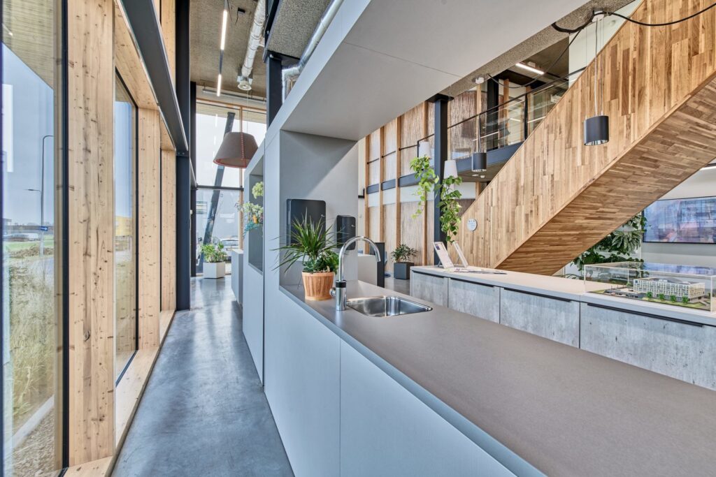 Modern kontorsmiljö med diskreta cylindriska pendellampor och linjära takarmaturer från PROLJUS AB som ger varm, energieffektiv belysning perfekt för receptioner och öppna ytor