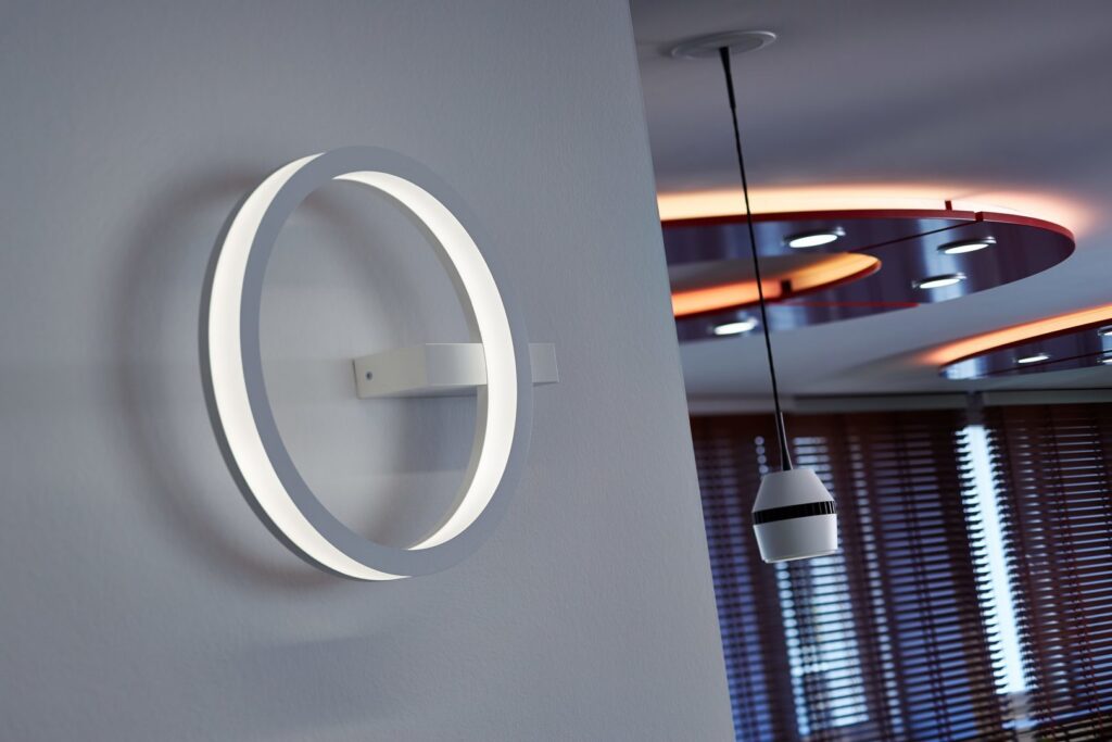 Elegant ringformad LED-vägglampa och matchande takpendel från PROLJUS AB, energieffektiv design med högkvalitativ finish som lyfter modern inredning