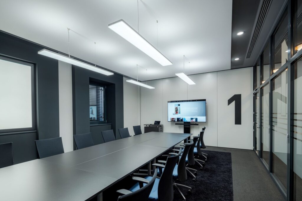 Slankt konferensrum upplyst av PROLJUS AB:s hängande LED-armaturer som ger jämnt, bländfritt arbetsljus och modern elegans
