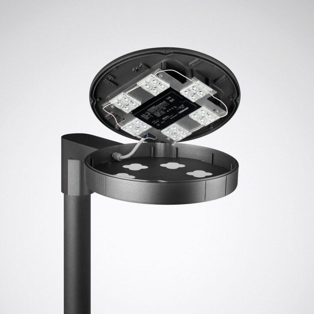 Rund utomhus LED-armatur i mörkgrå aluminium med uppfällt lock som visar flera högkvalitativa LED-moduler, väderbeständig, energieffektiv och lättservad stolparmatur från PROLJUS AB