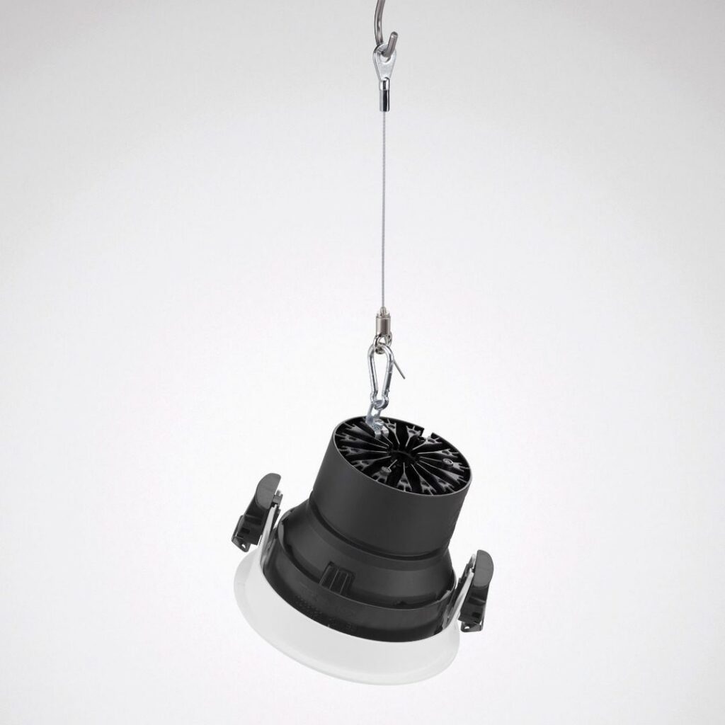 Svart hängande downlight med synlig kylfläns, vit rund diffuser, säkra fästen och vajerupphängning, energieffektiv LEDarmatur från PROLJUS AB perfekt för butik, kontor och industrimiljöer