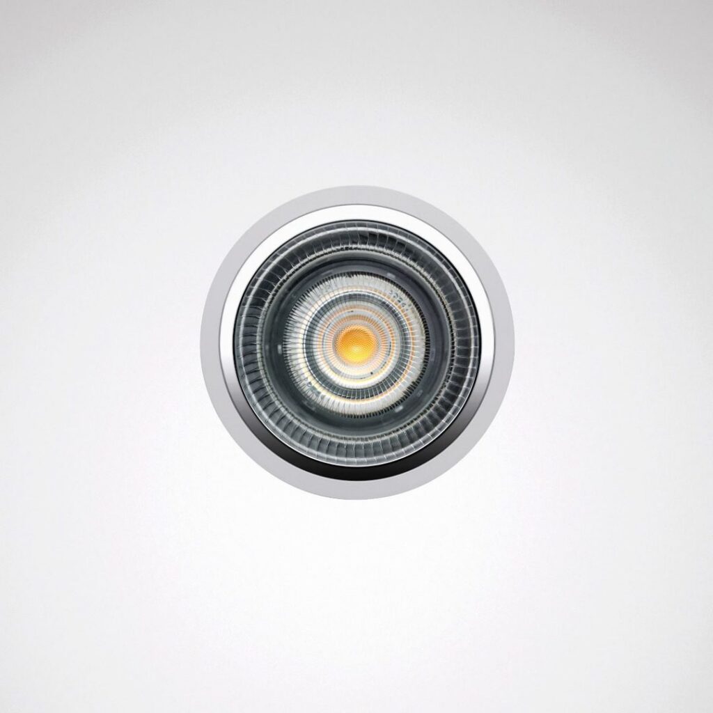 Närbild av en premium infälld LED-spot med reflekterande lins och varmvitt sken, stilren och energisnål belysning från PROLJUS AB