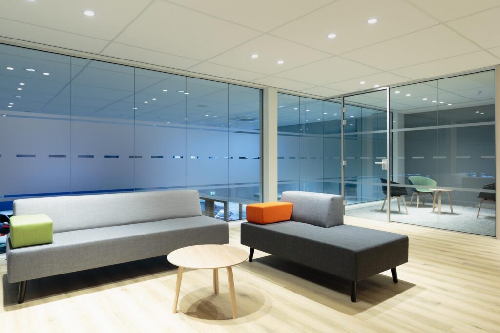 Modernt kontorsrum upplyst av diskreta infällda LED-downlights från PROLJUS AB som ger jämnt, bländfritt och energieffektivt ljus och framhäver inredningen, kontakta PROLJUS AB för professionell installation och skräddarsydda belysningslösningar