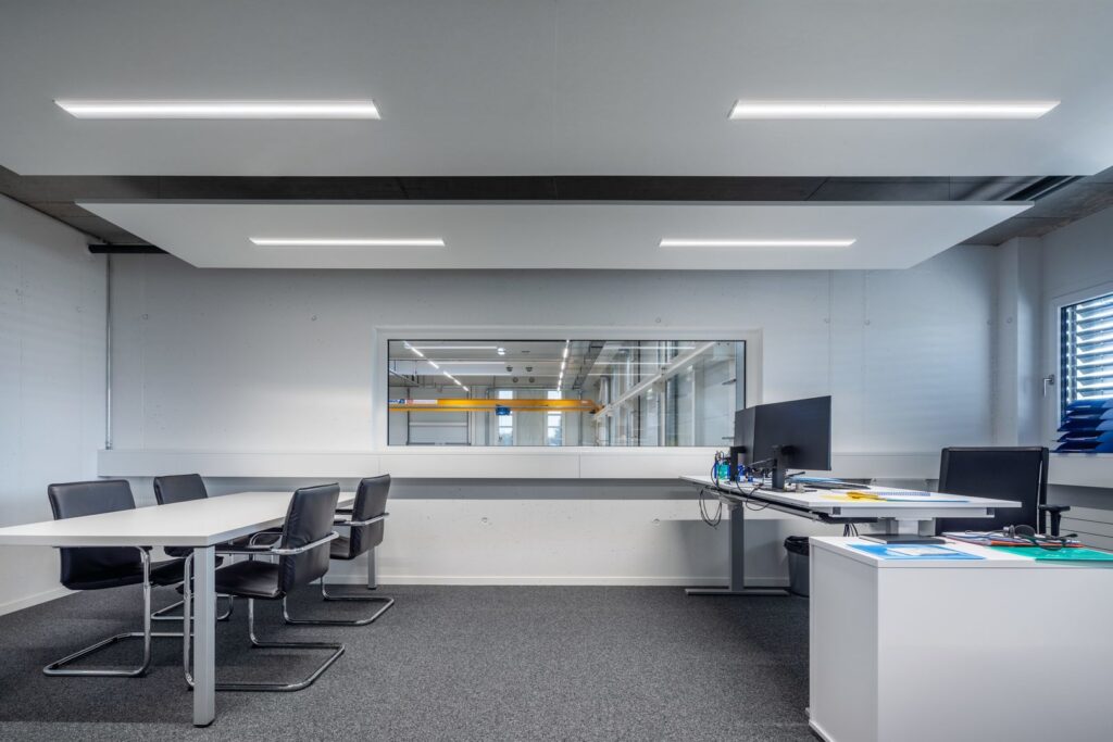 Kontorsmiljö belyst av PROLJUS ABs slimmade linjära infällda LED-armaturer i taket som ger jämnt, bländfritt och energieffektivt arbetsljus samt ett modernt, diskret uttryck som höjer mötes- och arbetsytor