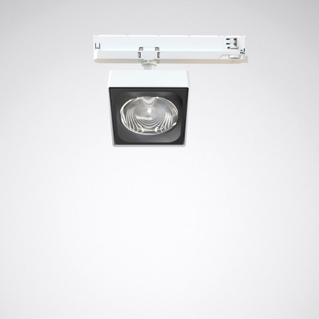Spårmonterad fyrkantig LED-spot från PROLJUS AB med vit slimmad armatur och högkvalitativ optik för exakt, energieffektiv och riktad belysning idealisk för butik, galleri och moderna interiörer