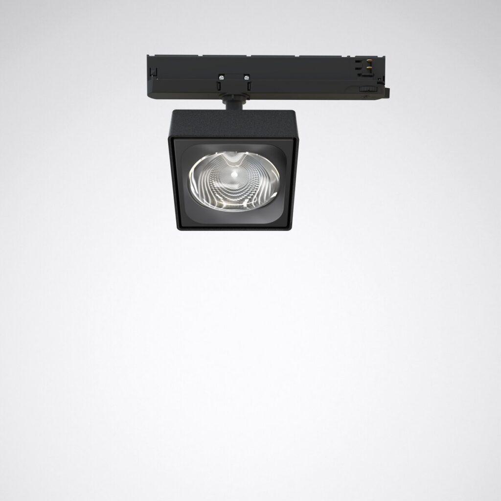Svart kvadratisk skenspotlight från PROLJUS AB med högkvalitativ lins, riktat kraftfullt LED-ljus, justerbar vinkel och modern design idealisk för butik, galleri och professionell belysning