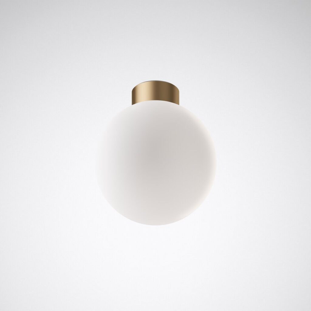 Modern glob taklampa i opalglas med mässingssockel – stilren plafond för hall, kök eller vardagsrum
