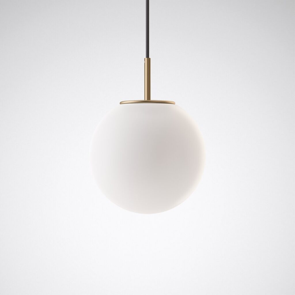 Modern hängande lampa med frostat glas och mässingsdetaljer mot en vit bakgrund. Elegant belysning för stilren inredning.