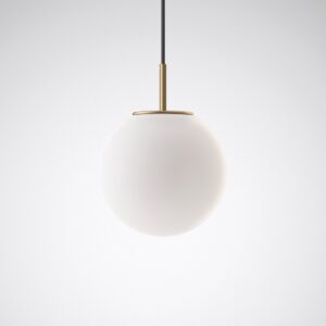 Modern hängande lampa med frostat glas och mässingsdetaljer mot en vit bakgrund. Elegant belysning för stilren inredning.