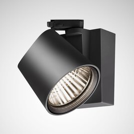 Svart riktbar LED-armatur från PROLJUS AB med djup reflektor och slimmat fäste, högkvalitativ konstruktion för butik och gallerier som lyfter produkter och skapar precis belysning