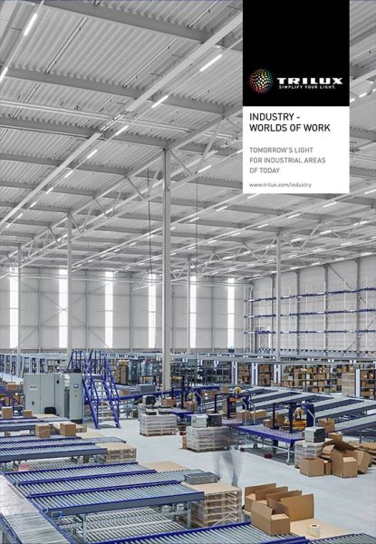 Industrilager belyst av långa linjära LED-armaturer i taket som ger jämnt, starkt och bländfritt arbetsljus, energieffektiva och hållbara lösningar som förbättrar sikt och säkerhet, perfekt att köpa från PROLJUS AB
