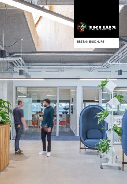 Modern kontorsinteriör med energieffektiva LED-linjära armaturer och cylinderformade pendlar som ger jämnt dagsljusliknande ljus över arbetsytor och sociala zoner, stilren och flexibel lösning designad och levererad av PROLJUS AB för energieffektiv och trivselhöjande belysning