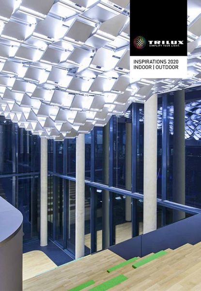 Interiörbild av ett modernt atrium med ett konstnärligt tak av modulära LED-luminärer i vita geometriska paneler som sprider jämnt, energieffektivt ljus över glasfasader och betongpelare, ett tydligt exempel på PROLJUS ABs högkvalitativa och anpassningsbara belysningslösningar för kommersiella och offentliga miljöer