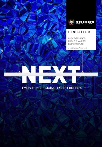 Upphängd vit linjär LED-armatur i modern, minimalistisk design framför en djupblå fasetterad bakgrund, framhäver jämn, energieffektiv och högkvalitativ belysning som förbättrar kontor och butiksmiljöer, från PROLJUS AB