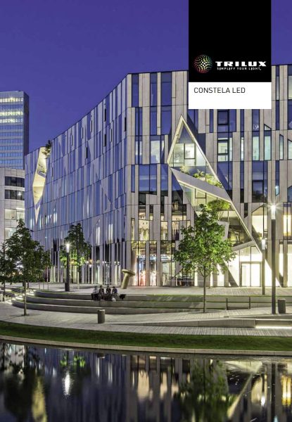 Nattbild av modern kontorsbyggnad belyst av energieffektiva LED-armaturer från PROLJUS AB som framhäver fasadens arkitektur, markerar entré och promenadstråk och speglas i vattenspegeln, visar armaturernas jämna sken, höga ljuskvalitet och estetiska värde idealiskt för stadsrum och kommersiella projekt