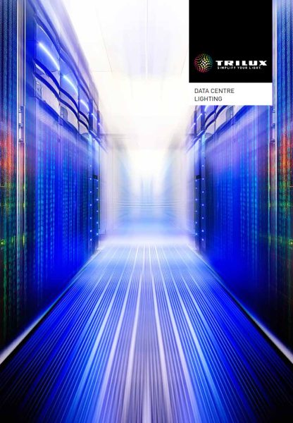 Datacentergång med intensivt blått LED-ljus och starkt takljus som visar PROLJUS ABs energieffektiva och skräddarsydda LED-armaturer som ger jämn, värmesnål och driftssäker belysning för krävande serverhallar