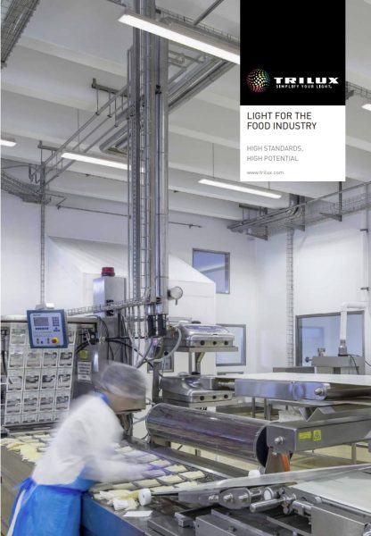 Ren livsmedelsproduktion med takmonterade linjära LED-armaturer som ger klart, jämnt och bländfritt ljus över produktionsbandet; visar hur PROLJUS AB:s energieffektiva och hygienanpassade belysningslösningar förbättrar sikt, säkerhet och produktkvalitet