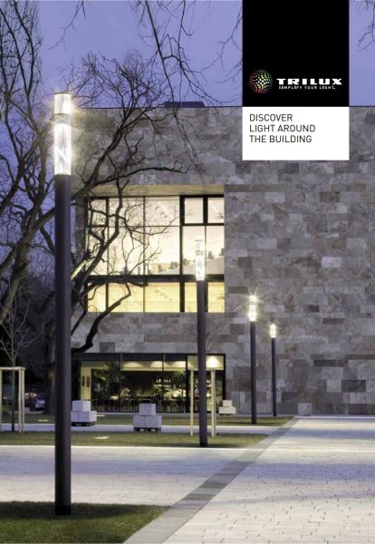 Utebelysning med eleganta svarta pollare och cylindriska klarglasarmaturer som sprider varmt riktat LED‑ljus över ett modernt torg framför en stenfasad byggnad en säljande presentation av PROLJUS ABs robusta och energieffektiva belysningslösningar som höjer både säkerhet och estetik