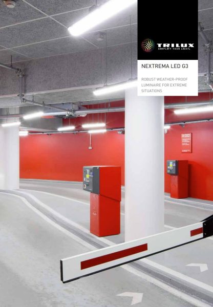 Parkering belyst av rader av robusta, väderskyddade linjära LED-armaturer i taket med starkt vitt ljus, en energieffektiv och lågunderhållslösning från PROLJUS AB idealisk för parkeringshus och industriella miljöer