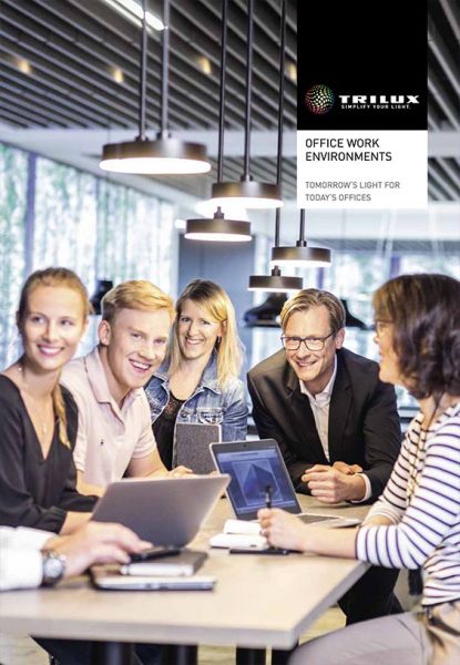 Hängande PROLJUS AB:s LED-armaturer i modernt kontor ger jämnt, bländfritt och energieffektivt ljus över arbetsytan och förbättrar fokus, trivsel och produktivitet, ett perfekt val för företag som vill kombinera design och funktion