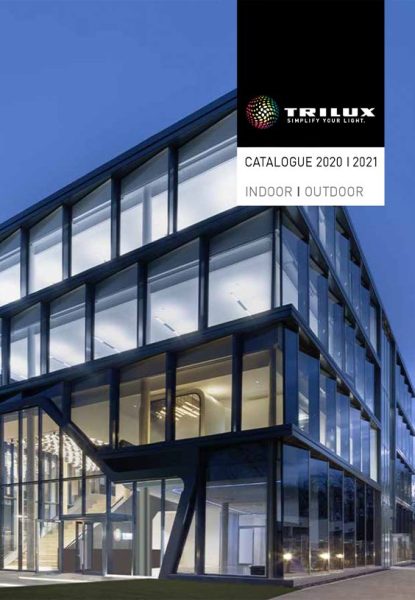 Glasfasad i skymning med upplysta kontorsvåningar där slanka linjära LED-armaturer, infällda downlights och dekorativa pendlar framhäver trapphus och arbetsytor och visar energieffektiv, professionell belysning från PROLJUS AB